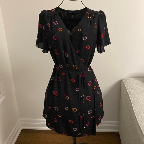Dresses & Skirts - Wrap dress with lip print design